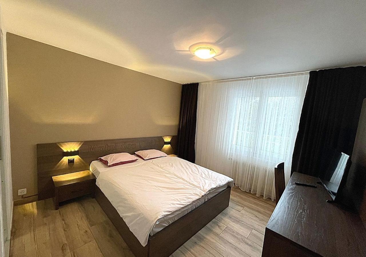 Motel Des Fleurs Servion ภายนอก รูปภาพ