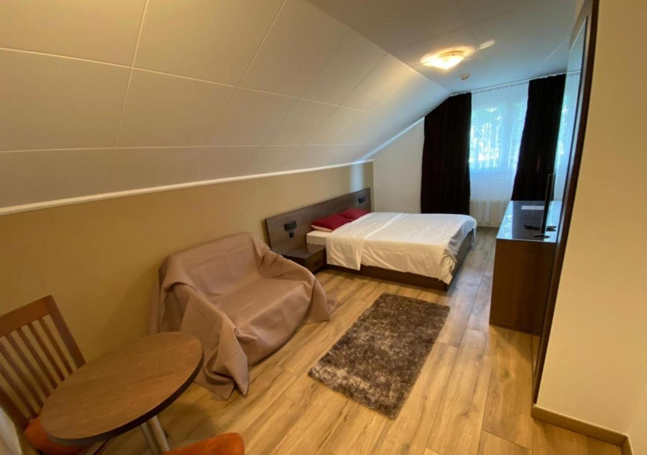 Motel Des Fleurs Servion ภายนอก รูปภาพ