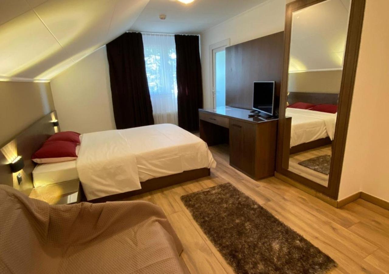 Motel Des Fleurs Servion ภายนอก รูปภาพ
